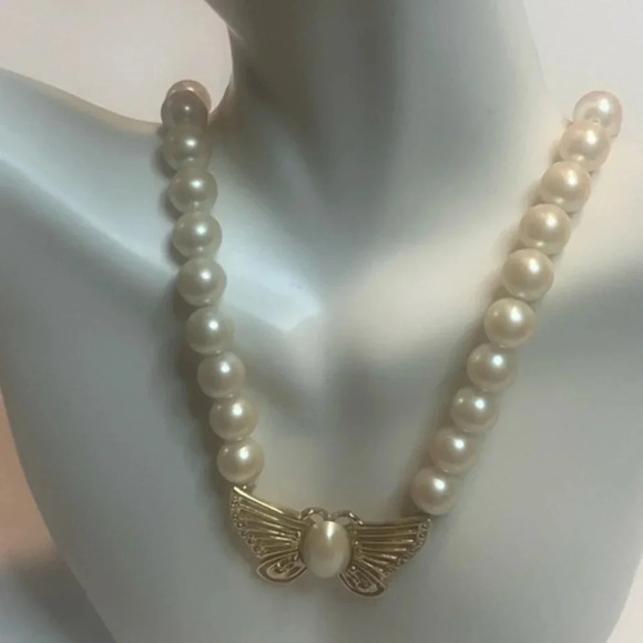 Richelieu Vintage Iridescent Pearl and Butterfly Pendent Necklace - Picture 1 of 12